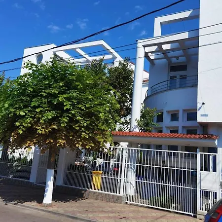 Fitness House With Garden Гостевой дом 4*